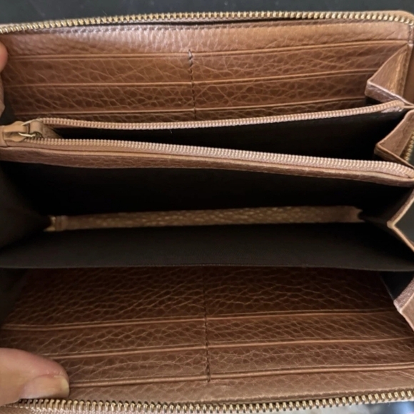Gucci Pre Loved Embossed 'GGʻMetallic  ROSE GOLD COLOR Leather Wallet - Picture 6 of 7